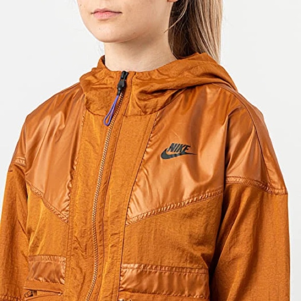 Nike Woman’s Sportswear Windrunner
